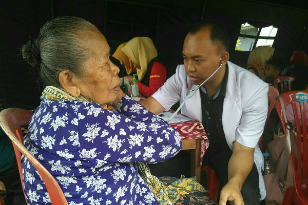 Posko Kesehatan RSU Mitra Paramedika Diserbu Lansia