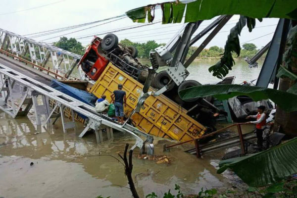 Jembatan di Atas Sungai Bengawan Solo Ambrol, Jalur Pantura Semarang-Surabaya Putus