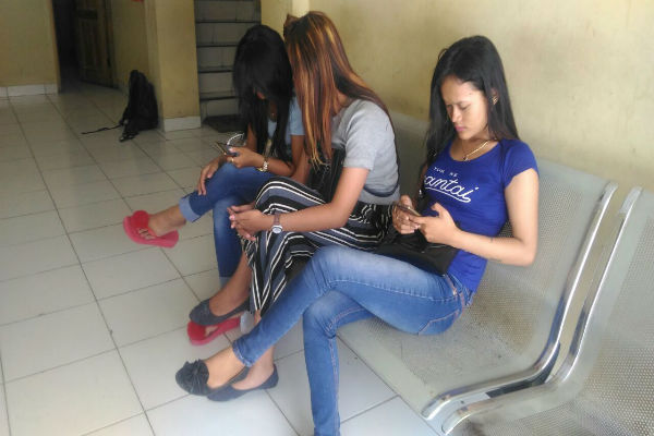 Jenguk Dek Xena, Artis Dangdut Jogja Ramai-ramai Datangi Polres Kulonprogo