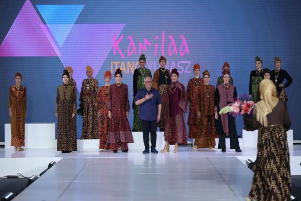 Exotic Dramatic Wastra Nusantara ala Itang Yunasz