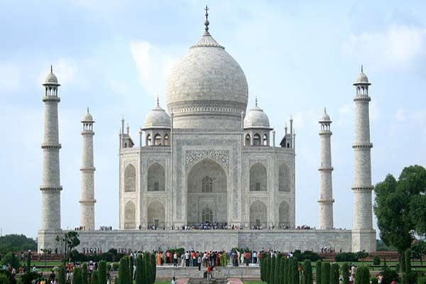 Merayakan Cinta di Taj Mahal