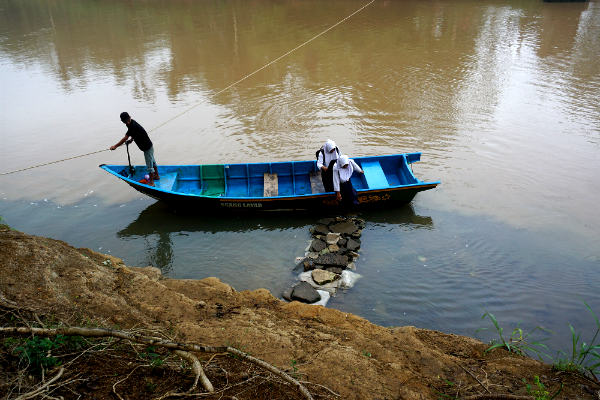 Mantap Benar Usaha Siswa SMP Ini, Mereka Rela Naik Perahu untuk Ikuti UNBK