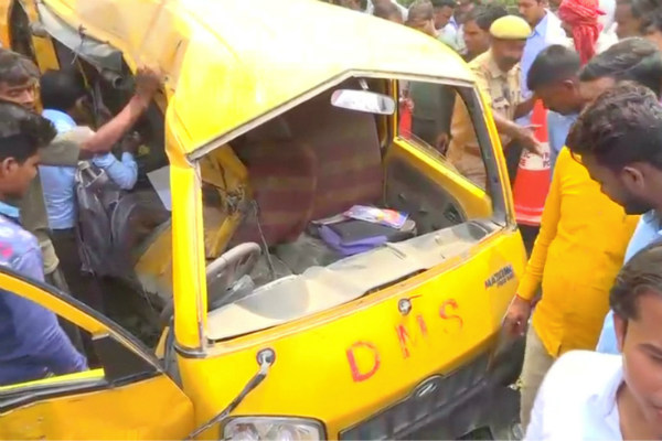 Tragis, Kereta Api Tabrak Bus Sekolah, 13 Anak Meninggal