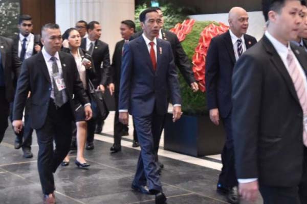 Jokowi Bersama 9 Pemimpin Negara ASEAN Saksikan Pameran Teknologi Informasi di Singapura