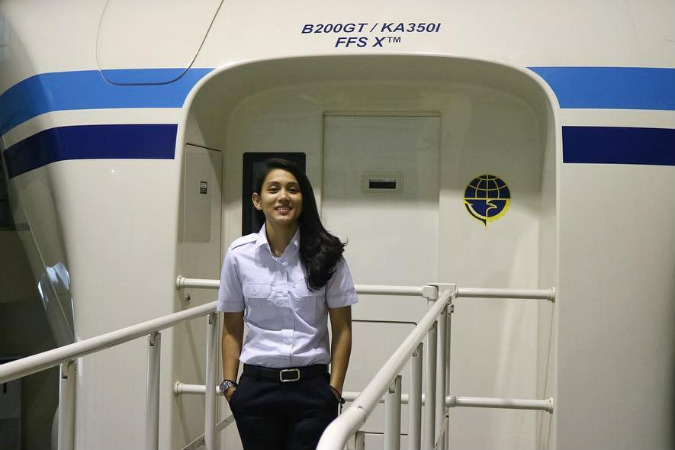 ATHIRA FARINA: si Pilot Tomboi yang Pengin Ikuti Jejak Bruce Dickinson