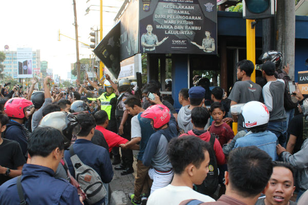Massa Aksi Demo Hari Buruh di UIN Mengamuk, Pos Polisi Dibakar