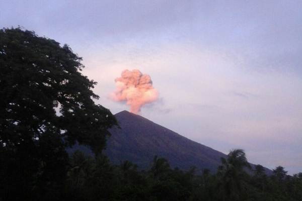Jalur Penerbangan di Bali Tak Terganggu Erupsi Gunung Agung