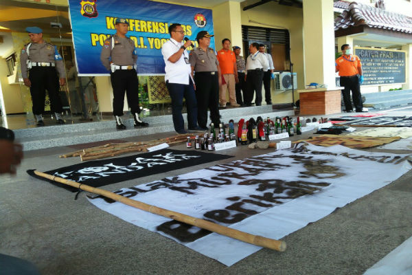 3 Mahasiswa Ditetapkan sebagai Tersangka Pembakaran Pos Polisi