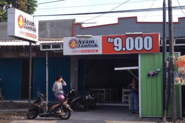 Dibikin Huh Hah oleh Pedasnya Ayam Jambak