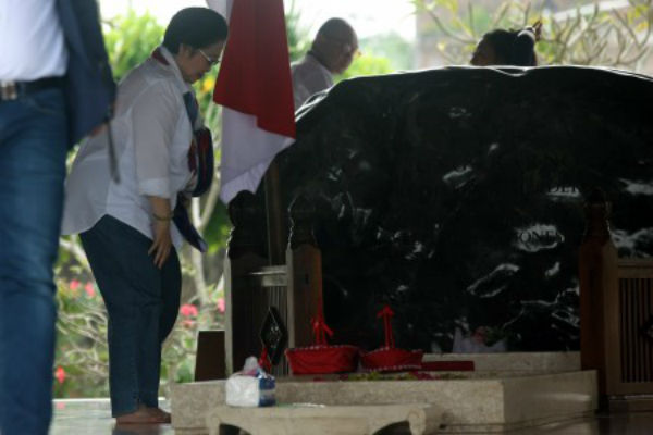 Megawati Baca Tahlil saat Ziarah ke Makam Bung Karno