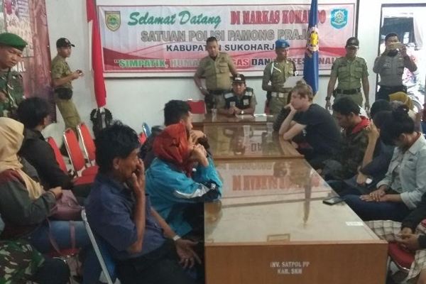 Bule Austria Digaruk Satpol PP di Kamar Hotel Saat Kencan Dengan Kekasih Jarak Jauhnya