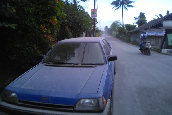 Bukan Hanya Disiram, Begini Cara Membersihkan Debu Freatik Merapi