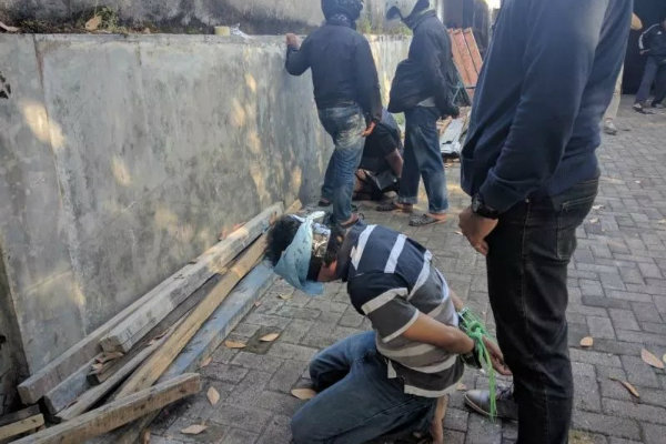 Polisi Terlibat Baku Tembak dengan Perencana Teror Bom 3 Gereja Surabaya