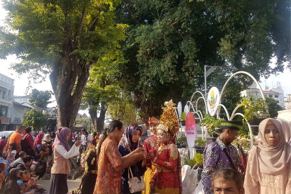 11 Pasang Calon Pengantin Dinikahkan Massal dengan Mas Kawin Baca Pancasila dan Bendera Merah Putih