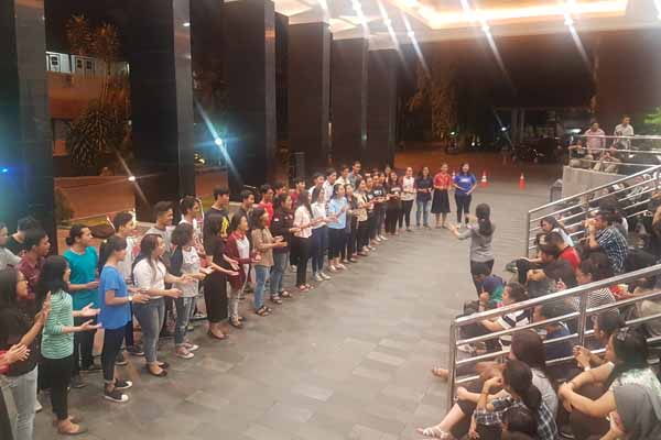 Mahasiswa Universitas Sanata Dharma Gelar Doa Lintas Iman untuk Korban Terorisme