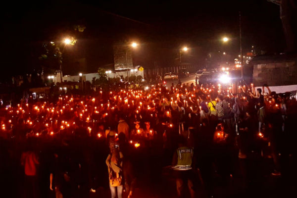 1000 Lilin Iringi Doa Bersama Warga Magelang untuk Korban Bom