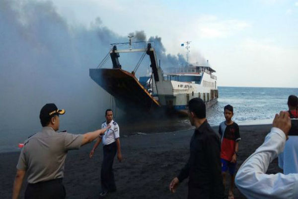 Kapal Mengangkut Puluhan Penumpang Terbakar di Selat Bali