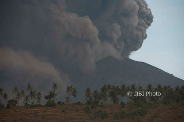 Gunung Agung Meletus, Semburkan Abu hingga 1.000 Meter