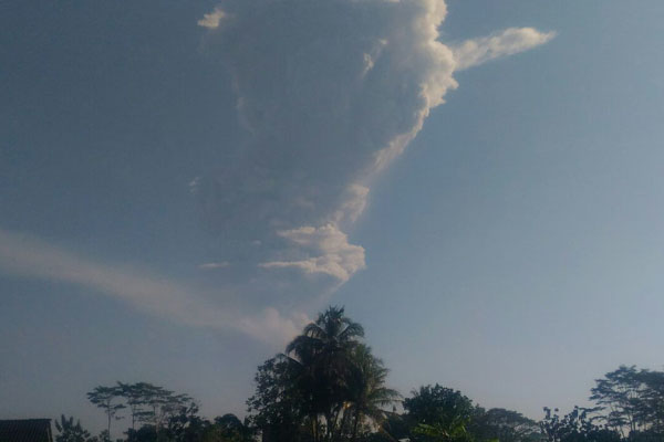 Senin Sore, Gunung Merapi Mengalami Erupsi Freatik Ketiga Kalinya dalam Sehari Ini