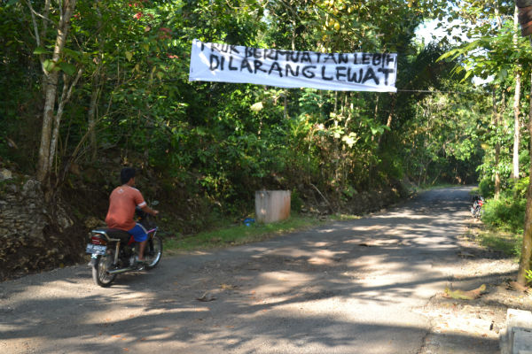 Warga Blumbang Larang Truk Melintas