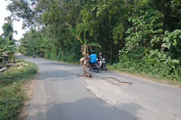 Pemkab Siap Perbaiki Jalan Rusak di Sidomulyo 