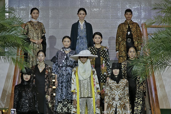 Iwan Tirta dan 3 Desainer Ciptakan Batik Sederhana tetapi Glamour