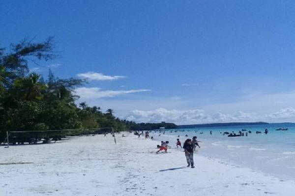 Maluku Tengah Punya Pantai-Pantai Indah Berpasir Putih