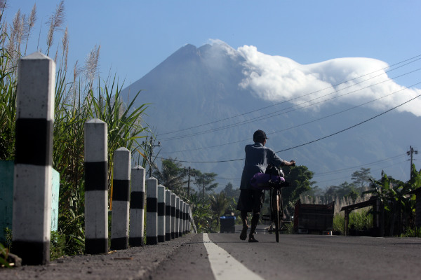 LONG-FORM: Riwayat Letusan Merapi dalam Manuskrip Kuno, Hujan Batu Tak Henti Keluar dari Gunung