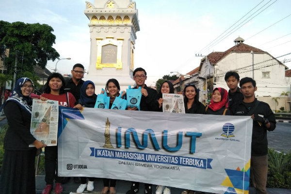IMUT Yogyakarta Bagi-Bagi Takjil Sekaligus Kampanyekan Diet Kantong Plastik