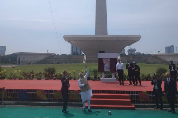 Presiden Jokowi dan PM India Narendra Modi Berpanas-panasan Main Layangan di Monas