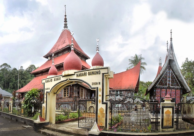 Berwisata Religi Seraya Beribadah di Masjid Tertua di Padang Panjang   