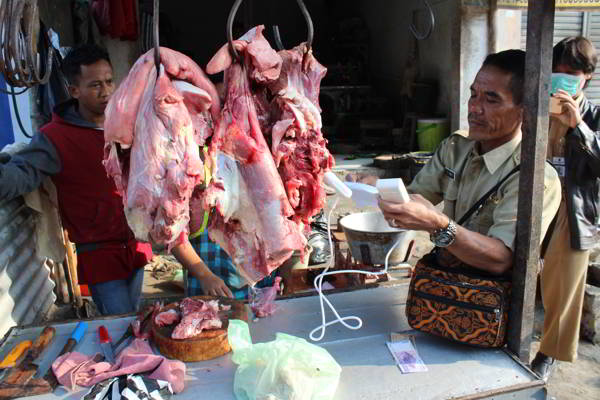 Waspada, Petugas Temukan Daging Semigelonggongan dan Kulit Berformalin di Pasar Klaten
