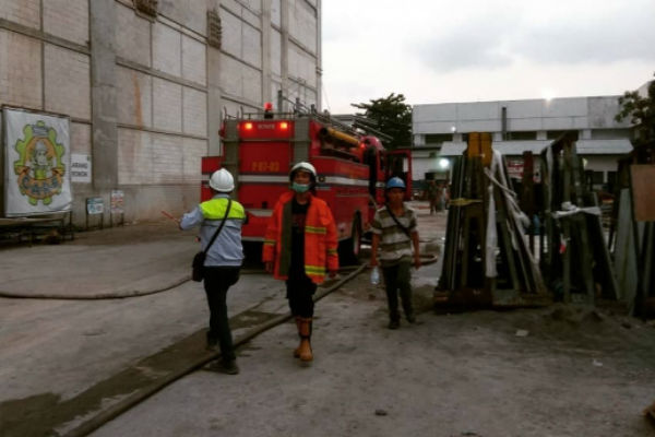 Kebakaran Besar Terjadi di Gedung PRJ, Satu Pekerja Terjebak Kobaran Api