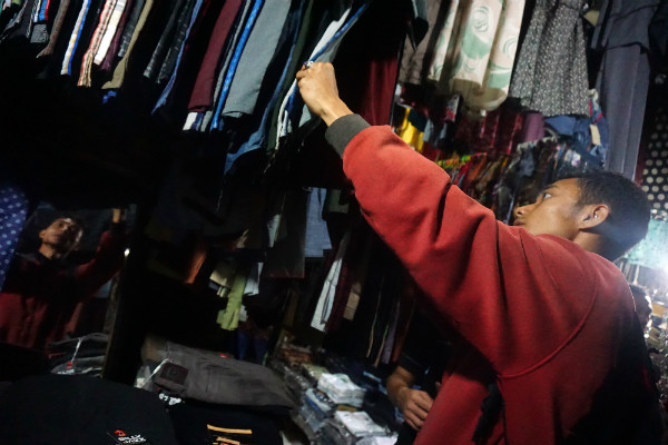 Wih, Pedagang Pakaian di Pasar Argosari Mulai Kebanjiran Pembeli