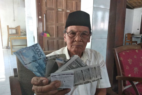 Diduga Digendam, Uang THR Pensiunan PNS Ditukar Kertas Koran