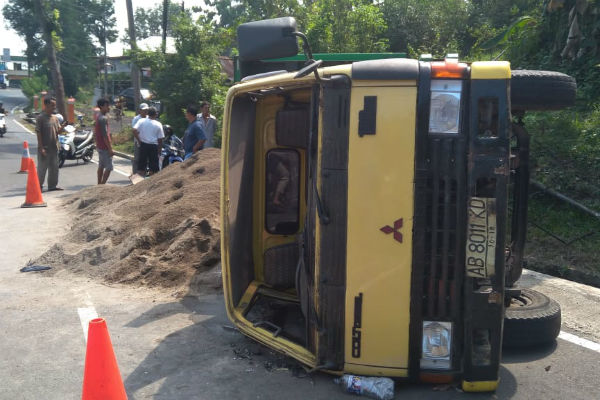 Tak Kuat Menanjak di Jl Jogja-Wonosari, Truk Bermuatan Pasir Terguling 
