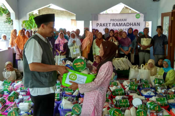 Istri Buruh dan Nenek di Perbukitan Dapat Bantuan Paket Ramadan