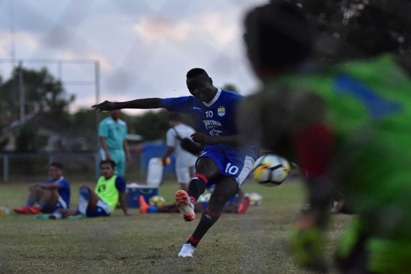 Ini Rahasia Ezechiel N’Douassel Bisa Jadi Top Skor Sementara Liga 1 2018