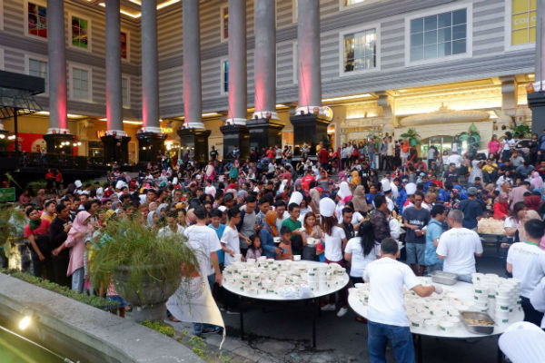 Masak Besar, 1.439 Pengunjung Jogja City Mall Santap Opor Ayam Gratis