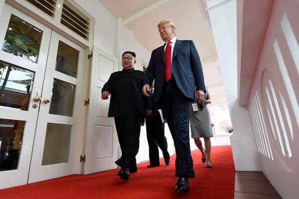 Kim Jong-un Menepuk Lengan Trump setelah Salaman, Apa Maknanya?