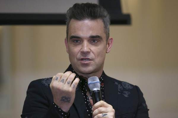 PIALA DUNIA 2018: Robbie Williams Akan Nyanyikan Lagu Kontroversial di Pesta Pembukaan
