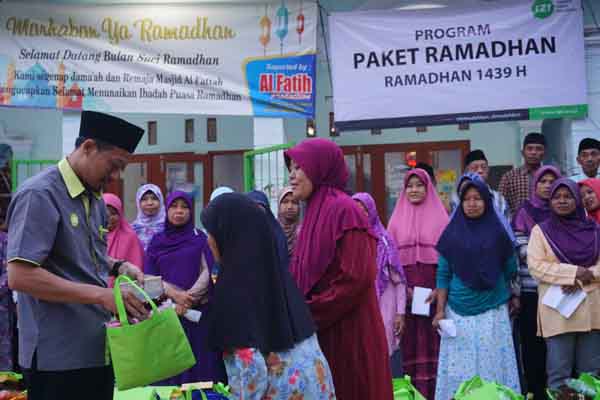 IZI Berbagi Paket Ramadan untuk Warga Tak Mampu di Gunungkidul