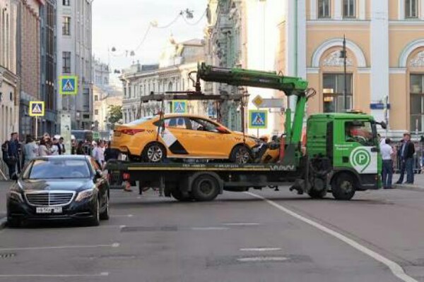 Mobil Taksi Tabraki Pendukung Timnas Meksiko di Moskwa