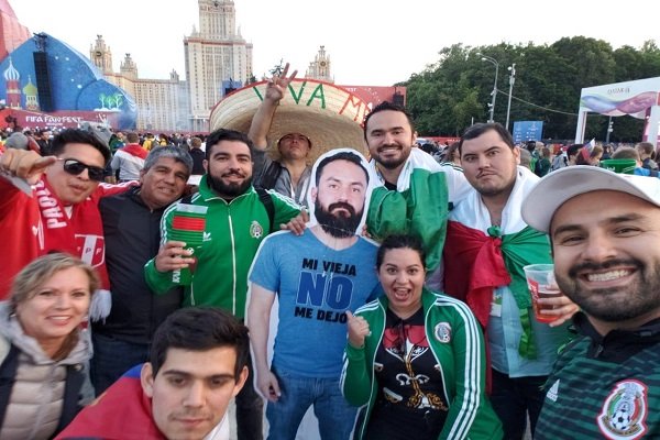 Suporter Meksiko Dilarang Istri Nonton Piala Dunia, Fotonya Dibawa Berkeliling Rusia