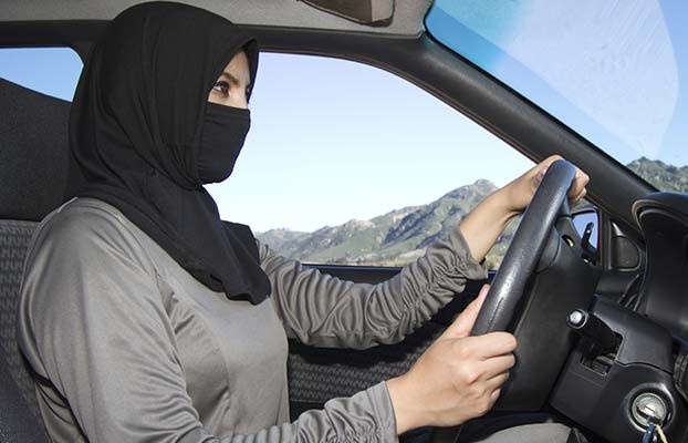 Perempuan Arab Saudi Bersiap Pegang Kendali Penuh di Jalan Raya