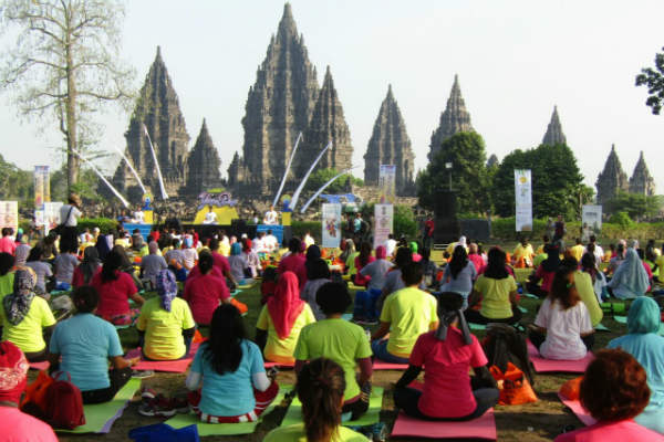 Ratusan Orang Peringati International Yoga Day di Prambanan