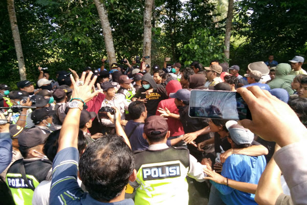 Hasto Tawari Warga Penolak NYIA Rumah Beserta Isinya