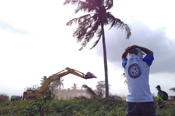 Warga Panjat Pohon Kelapa  Halangi Alat  Berat saat Land 