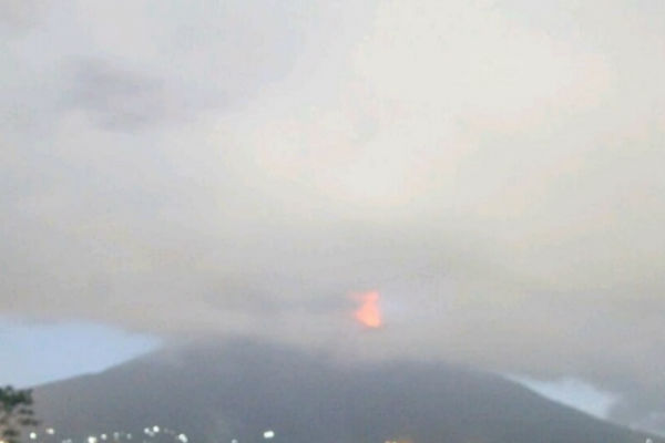 Gunung Agung Mengalami Erupsi, Sinar Api Muncul di Puncak