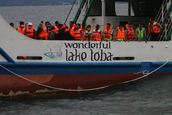 KM SINAR BANGUN TENGGELAM: Korban Masih Utuh dan Membeku di Sekitar Bangkai Kapal
